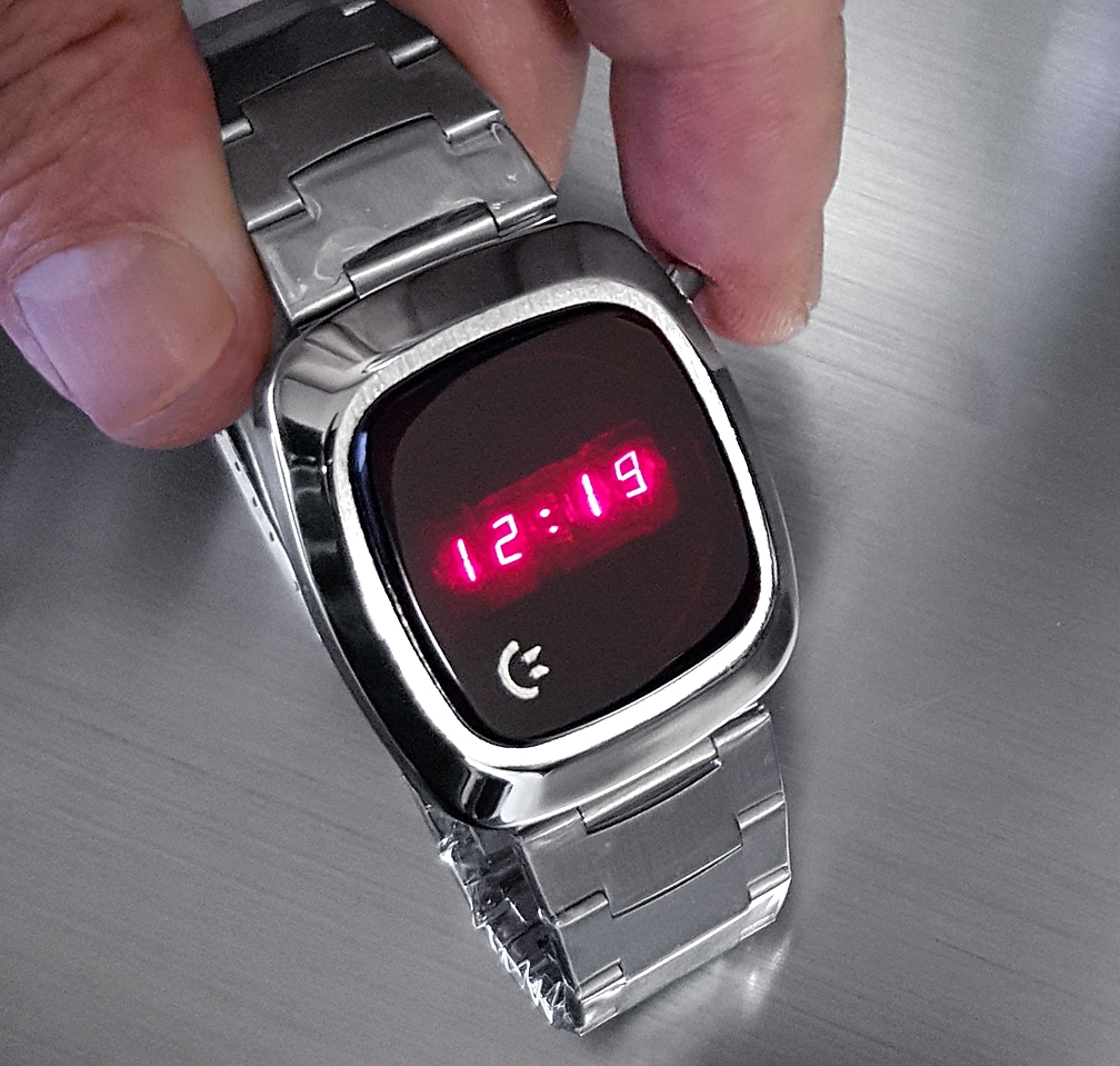 COMMODORE AUTHENTIC VINTAGE 1970s RED DISPLAY LED WATCH MINT CONDITION NOS